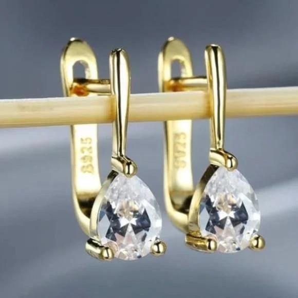 NEW 18K YELLOW GOLD DIAMOND EARRINGS, BEAUTIFUL EARRINGS, CUTE EARRINGS.